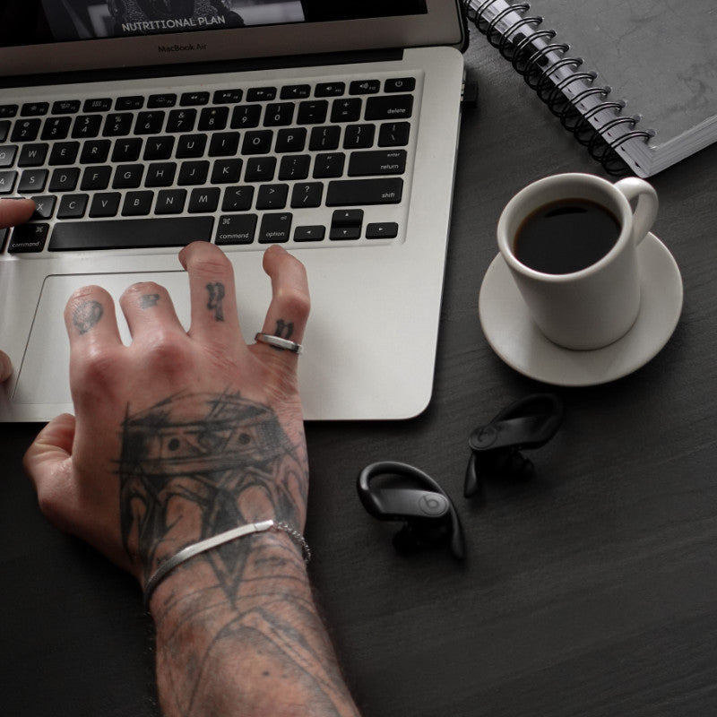 Guide to Minimalist Men's Jewelry: The Art of Subtle Elegance