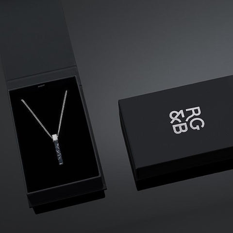 Our Silver & Black Stone Bar Necklace has been crafted with minimalist styling in mind featuring a Black Stone Bar Pendant and Cuban chain. The perfect piece for any wardrobe.