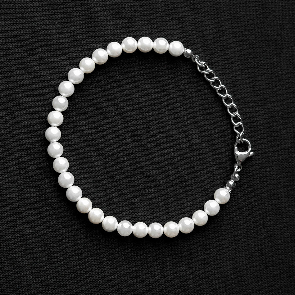 Our Pearl Bracelet with Silver Details has been crafted using polished white pearls, along with the finest silver hardware to hold it all together.