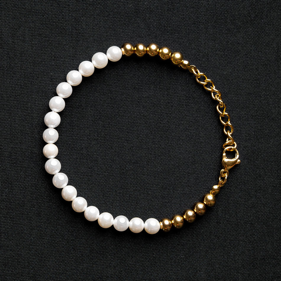 Our Pearl & 24KT Gold Plated Bead Bracelet has been crafted using both polished white pearls and gold beads.