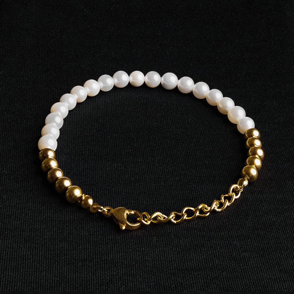 Our Pearl & 24KT Gold Plated Bead Bracelet has been crafted using both polished white pearls and gold beads.