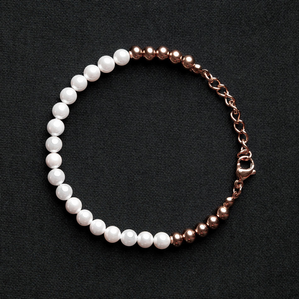 Our Pearl Bracelet with Rose Gold Hardware has been crafted using polished white pearls, along with the finest rose gold chain to hold it all together.