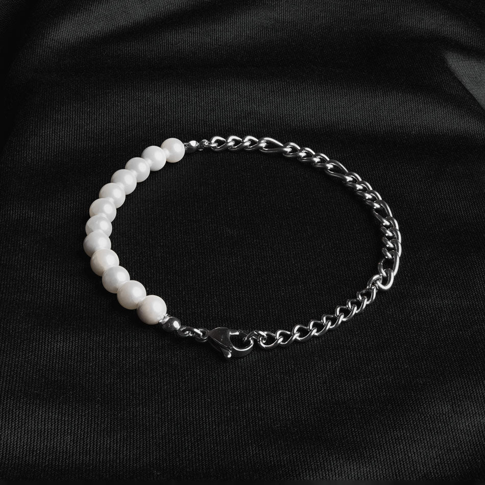 Our Pearl & Silver Figaro Chain Bracelet has been crafted using both polished white pearls and silver figaro chain.