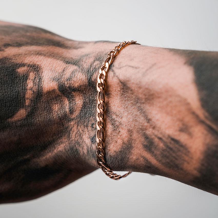 Our Rose Gold Figaro Chain Bracelet features our premium rose gold figaro chain and signature polished rose gold plate, engraved with RG&B.