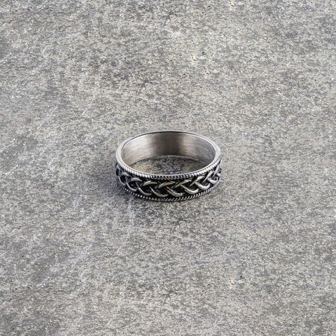 Our Knot Ring in Silver & Black has been crafted to be worn on a day-to-day basis or even as a statement finishing piece.