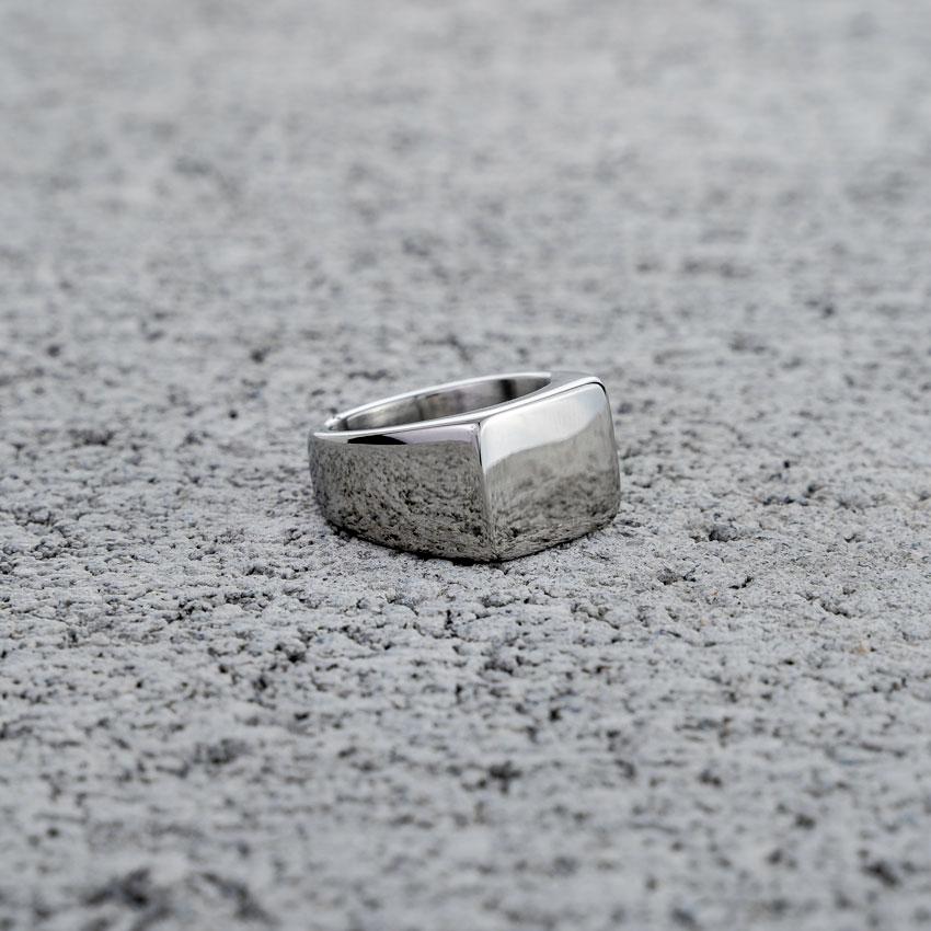 Our Silver Signet Ring has been crafted to be worn on a day-to-day basis or even as a classy finishing piece. Also available in Gold, Black & Rose Gold.